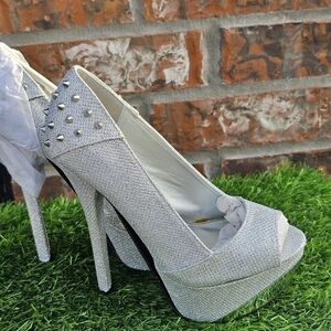 Qupid Spontaneous Spiked Stilettos. Women's size 6 ✨️ NWOT✨️